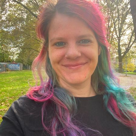 Ich liebe es in alle Richtungen kreativ zu werden und eigne mit ständig neue Techniken an. Nach dem Nähen kam die Stickmaschine, darauf folgte die Software zum erstellen eigener Dateien, dann kamen eigene Schnitte dazu und die Live Sendungen auf Youtube im Studio vom Blabla.Cafe 💗 als ich wieder zum Stricken fand kam schnell die Liebe zum Spinnen, ganz schnell kam das Wolle färben dazu 🥰 was mir aktuell besonders viel Spaß bereitet. Nun endlich wartet mein eigenes Atelier auf meinen Einzug 🥹 oder anders herum 🤪