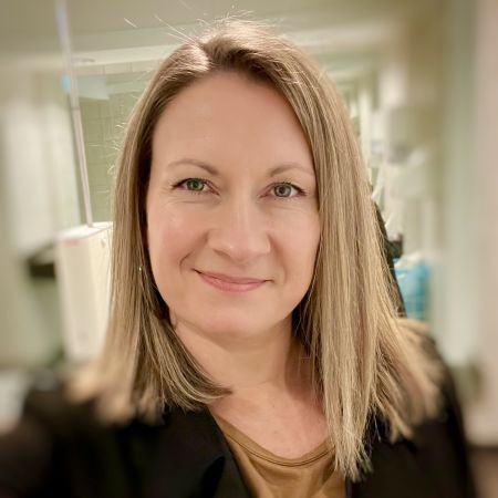 Hallo, ich bin Alina <br />
<br />
und lebe mit meinem Mann Stev und meiner Tochter Kim in Eisenach. Die Leidenschaft fürs Nähen wurde in mir geweckt, als meine Tochter geboren wurde. Schon immer hatte ich eine Vorliebe für Kreativität und das Schaffen eigener Dinge, weshalb ich anfing, individuelle Stoffdesigns für Kim zu entwerfen. <br />
Seit neuestem gibt es auch Schnittmuster von mir.<br />
Momentan habe ich noch keinen festen Stil, sondern lasse mich von meinen spontanen kreativen Impulsen leiten. Obwohl ich eher einen strukturierten Lebensstil pflege, hat mir das Familienleben gelehrt, dass nicht alles im Voraus geplant werden kann. Es fühlt sich einfach besonders an, die Freiheit von unerwarteten Ideen zu genießen! Ich freue mich darauf, euch mit meinen Designs und Schnittmustern ein Stück Freude in euren Alltag zu bringen.