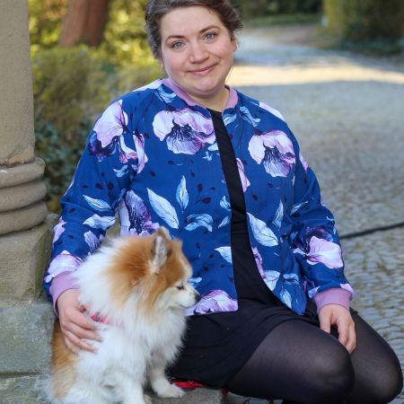 Graustufen-Stoffe ist ein junges Unternehmen aus dem Saarland mit einer ganz besonderen Vorliebe für schöne Stoffe und Schnitte.<br />
Ich bin Swanni, das Herz dieses Unternehmens. Schon seit meiner Jugend arbeite ich mit Stoffen und dachte daran, auch meine berufliche Zukunft im Textilhandwerk oder Stoffhandel zu gestalten. Oft braucht es jedoch den richtigen Zeitpunkt, bis sich ein Herzenswunsch erfüllt. Begonnen mit einem eigenen Onlineshop, folgten viele weitere, spannende Schritte.<br />
Ich wünsche dir ganz viel Freude beim Nähen!