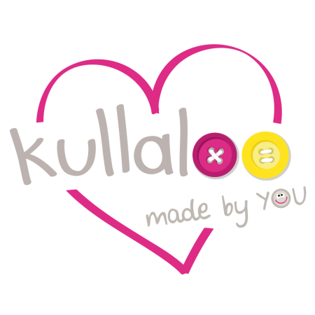 Seit 2013 stecken wir viel Herzblut und Leidenschaft in kullaloo – mit Liebe zum Detail entstehen hier Schnittmuster für Kuschelfreunde, kreative Nähideen und hochwertige Plüschstoffe. Was als kleines Herzensprojekt begann, ist heute eine bunte Welt für alle, die mit selbstgenähten Kuschelfreunden Kinderaugen zum Leuchten bringen möchten.