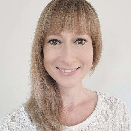 Hallo, ich bin Carola! Ich lebe mit meinem Mann und unseren drei wundervollen Kindern auf dem Land in der Nähe von Dresden. <br />
<br />
Schon als Teenager habe ich genäht, doch nach einer längeren Pause hat mich erst die Geburt meiner Kinder wieder an die Nähmaschine gebracht.<br />
<br />
Mit meinem Designstudium habe ich meine kreative Ader weiterentwickelt und endlich meine Berufung gefunden. Ich liebe es, Dinge selbst zu gestalten – sei es beim Nähen, Zeichnen oder Entwerfen neuer Schnittmuster. Ich bin geduldig, ruhig und habe eine klare Vorstellung davon, was ich will. Doch manchmal bremst mich mein Perfektionismus in meinem Tatendrang aus.<br />