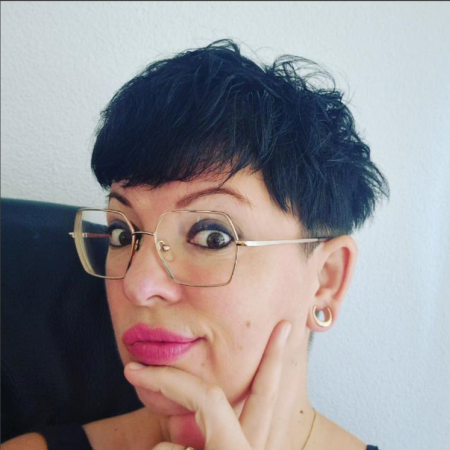 Meine Grundausbildung in der Textilbranche habe ich an der Schweizerischen Textilfachschule erworben. Danach habe ich mir mit viel Autodidaktik, dem Besuch von Kursen und der Freude am Experimentieren, ein breites Spektrum im Bereich Schnitt- und Verarbeitungstechnik angeeignet. <br />
Meine Schnittmuster enthalten immer eine besondere Technik zum erlernen und um über sich hinaus zu wachsen. Entweder ist das ein spezifischer Verschluss, eine besondere Verarbeitungstechnik oder ein schnittechnisches Know-How.<br />
<br />
Mein Ziel ist es, dass die genähten Stücke am Schluss mit Stolz und Freude getragen werden.