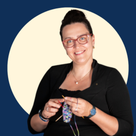 Ich bin Caro, 37 Jahre alt, wollverrückt und lebe als überzeugte Vegetarierin mit meiner Familie in Hannover. Ursprünglich stamme ich aus der Altmark in Sachsen-Anhalt. Beruflich habe ich einen etwas anderen Weg eingeschlagen: Ich bin ausgebildete Wirtschaftshistorikerin, Politikwissenschaftlerin, Germanistin – und Europäerin mit Herz.<br />
<br />
Heute dreht sich mein Alltag vor allem um Wolle, Fasern und Nadeln. Ob Stricken, Häkeln, Spinnen oder Weben – textile Techniken faszinieren mich in all ihren Facetten. Schon als Kind habe ich mit meiner Oma gestrickt und gehäkelt, so fing alles an. Richtig gepackt hat mich das „Wollfieber“ dann wieder 2008 – und seitdem nicht mehr losgelassen.<br />
<br />
Gestartet hat alles 2013 mit einem gemeinsamen DIY-Blog. Nach einer plötzlichen Trennung vom Projekt entstand daraus „Caros Fummeley“ – mein eigenes Online-Magazin rund ums Stricken, Häkeln, Spinnen und Weben. Seit 2015 teile ich hier nicht nur Anleitungen, sondern auch Inspirationen, Trends, Eventberichte und jede Menge flauschige Bilder.<br />
<br />
Der Name? Eine liebevolle Erinnerung an meine Oma, die mich oft fragte: „Was fummelst du denn da schon wieder?“ – Genau das ist meine Fummeley.