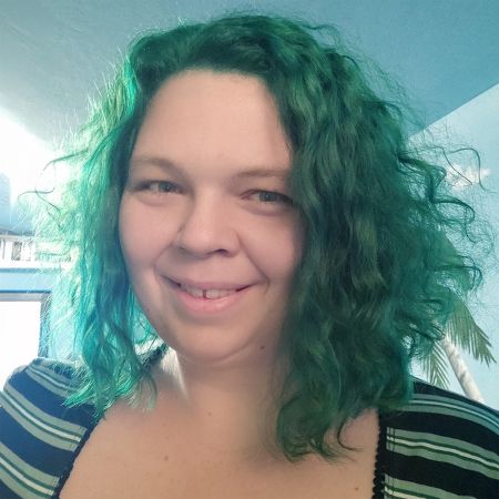 Ich bin mit Malen, Werken, Handarbeiten und dem Nähen groß geworden und in meiner Jugend habe ich mich stark für Kostümdesign und Cosplay interessiert. Dies war auch der Zeitpunkt, an dem ich mir eine Stickmaschine zulegte und beschloss, eigene Designs zu punchen. Das ist nun schon mehr als 10 Jahre her. Das Erstellen von Stickdateien hat eine harte Lernkurve und besonders die ausgefallenen Techniken reizen mich.