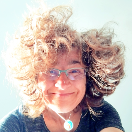 Auf dem Lebenswege stets mit Scribbleblock und Ideen im Gepäck unterwegs. Autodidaktisch reifend und kreativ kaum im Zaume zu halten, jedoch mit Liebe zum Detail und dem Herzen am rechten Fleck.