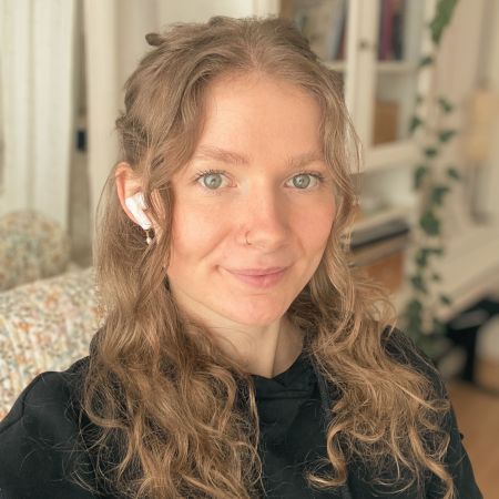 Ich bin Marielle, studierte Modedesignerin und DIY Enthusiastin. Ich liebe es kreativ zu sein, egal ob Nähen, Stricken, Häkeln, Malen... die Liste ist lang. Das Studium war also einerseits wie geschaffen für mich, andererseits wusste ich früh, dass sich ein Job in der Industrie nicht mit meinen Werten vereinbaren lässt. Umso glücklicher bin ich, mit der Gründung meines Schnittmusterlabels "Moreauthentic", nun einen Weg gefunden zu haben, meine Fähigkeiten und Werte zusammenzubringen und euch alles an die Hand zu geben, was ihr für ein erfolgreiches Nähprojekt braucht.