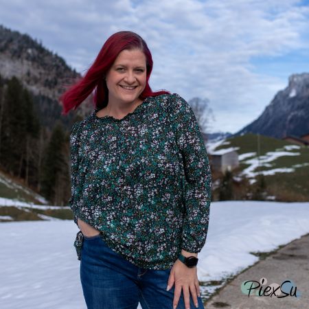 Hallo, ich bin Kristin!<br />
<br />
Ich komme ursprünglich aus Kiel und bin 2014 in die Schweiz ausgewandert. Nähen ist meine große Leidenschaft, und genau deshalb habe ich PiexSu gegründet. Mein Ziel ist es, Schnittmuster zu entwerfen, die nicht nur stilvoll sind, sondern auch perfekt sitzen – dank meiner drei Passformklassen.<br />