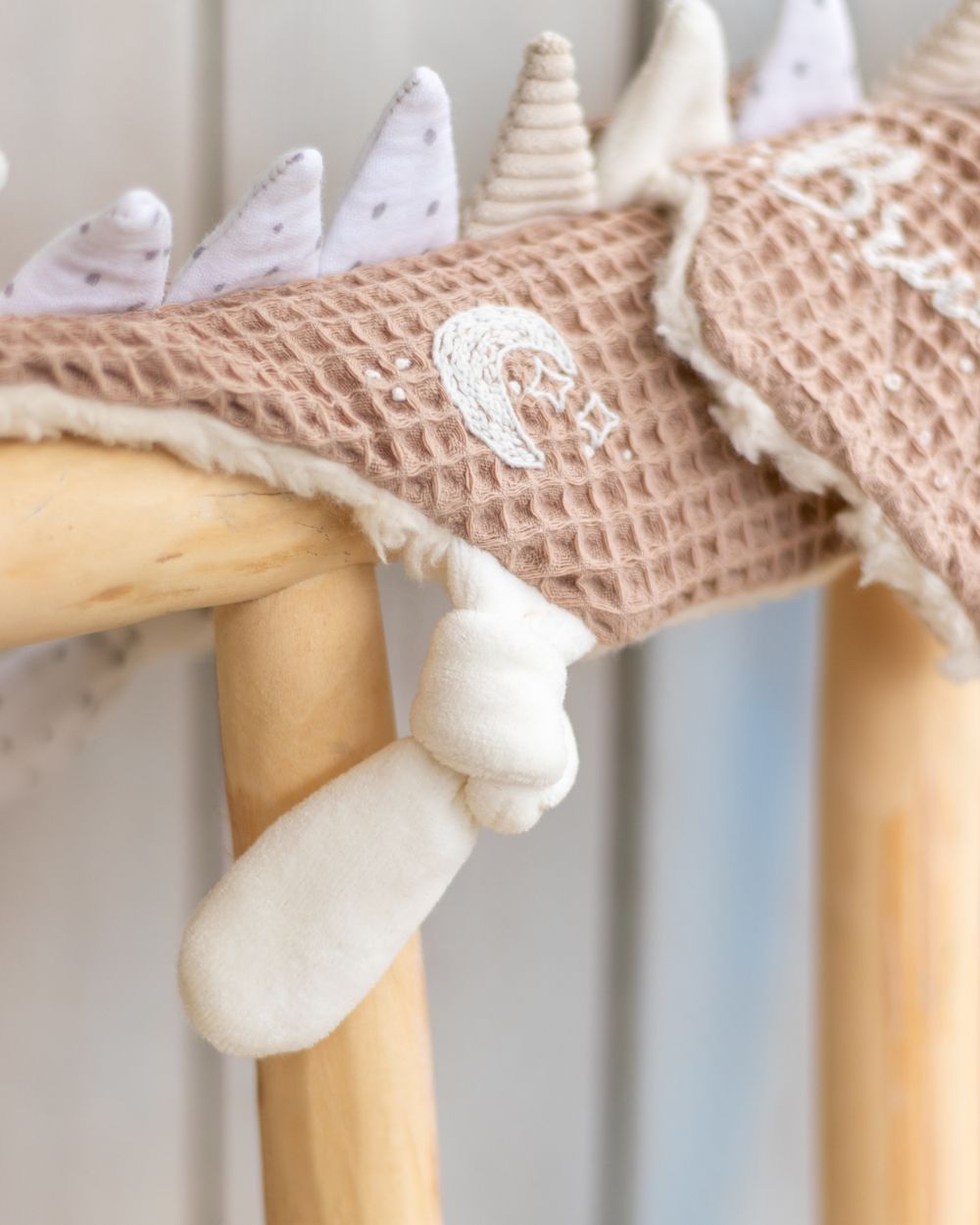 Neue Varianten für den Schnullerdrache: Flügel, Knotenfüße & feine Stickmotive