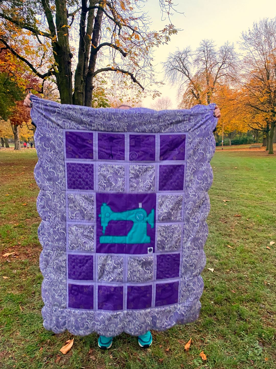 Hier gehts es um Nähen, Schnittmuster, Stickdateien, Mini(Unikat)Serien, Patches & 3D Drucke für Dein Nähzimmer und für WollLiebhaberinnen. Denn ich färbe auch Wolle und verkaufe 3D gedruckte Spindeln zum Handspinnen. Ich gehe bald wieder Live denn wenn das Atelier bezogen ist, gibt es zu den verschiedenen Themen endlich wieder Workshops.