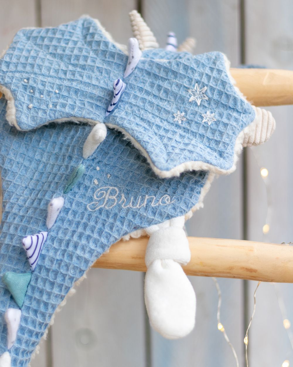 Neue Varianten für den Schnullerdrache: Flügel, Knotenfüße & feine Stickmotive