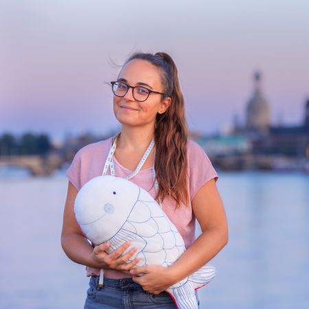 Ahoi und Moin, Moin! Bei von Lange Hand weht fast immer eine maritime Brise. In meinen Schnittmustern lebt meine Liebe zum Meer und die Erinnerung an unbeschwerte Kindheitstage an der Ostsee. Die Inspiration für meine Nähideen spazieren mir im Alltag über den Weg. Mal ist es eine Möwe, die mich zu einer Applikationsvorlage anregt, mal ist es die Krabbe im Strandurlaub, die die Lust weckt, ein riesiges Kuscheltier zum Selbernähen zu entwerfen. Bei von Lange Hand findest Du Schnittmuster für Taschen, Stiftemäppchen und Kuscheltiere im zeitlosen, maritimen Look. Schau gleich mal rein!