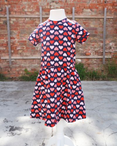 Probenähen für ein neues Kinderkleid!Du nähst gern Kindermode und möchtest ein wandelbares Schnittmuster mitgestalten? Dann bewirb dich jetzt über Facebook oder Instagram und werde Teil des Teams! Größen 104–170, inspiriert vom beliebten Damenmodell