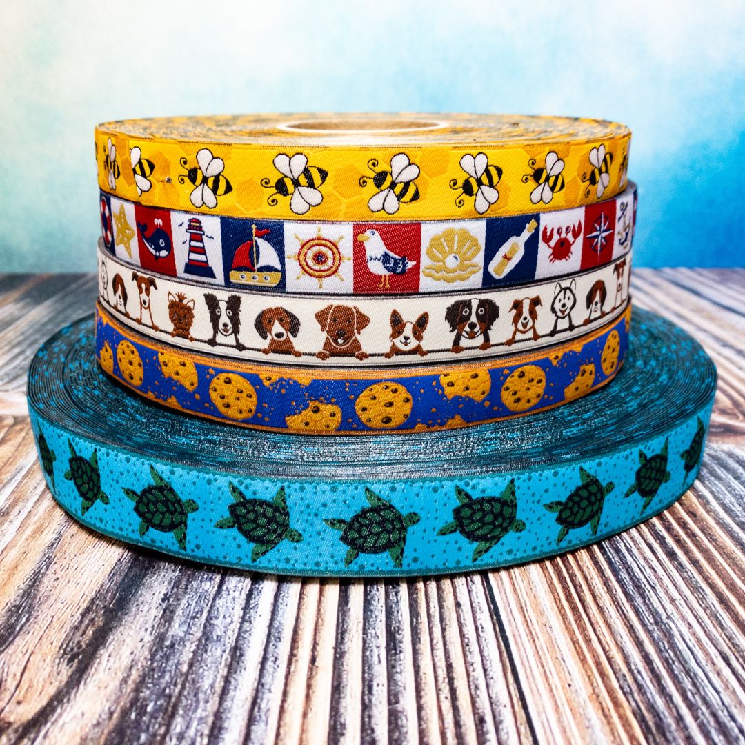 Ich bin Katta von ZauberDrum und bin besonders für meine Webband-Liebe bekannt. Neben den Webbändern von bekannten Designerinnen gibt es auch eine Reihe an Eigenproduktionen. Passend zu den Webbändern gibt es in meinem Blog jede Menge Nähinspirationen für den Einsatz von Webbändern. Zusätzlich findest Du bei mir Stoffe und auch unsere Eigenproduktion von Reißverschlüssen.<br />
Wenn ich viel Zeit habe (leider recht selten :-) digitalisiere ich Stickdateien.