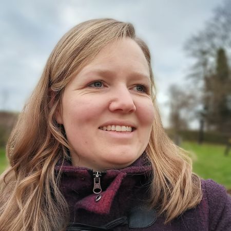 Ich bin Lili, Chefin bei LifeLine Gestaltung und Co-Chefin bei Familie Schmidt in Südniedersachsen, wo mein Mann und ich mit unseren beiden Knirpsen wohnen.<br />
<br />
Ich bin schon mein ganzes Leben lang kreativ unterwegs: mit Basteln, Werkeln, Häkeln, Musizieren, Malen und Nähen aufgewachsen, habe ich mir auch einen kreativen Hauptjob gesucht und bin Innenarchitektin geworden.<br />
<br />
In der Elternzeit habe ich dann das Plotten für mich entdeckt, mich bald auch mit eigenen Plotterdateien selbstständig gemacht und zwei Bücher zum Thema verfasst (Das Große Plotterlexikon). Und übers Plotten bin ich wieder zum Ausgang zurückgekommen: dem Basteln und Werkeln. Deshalb betreibe ich zusätzlich ein Selbstbedienungslädchen mit allerhand Dekorativem vor unserem Haus (Lilis Lädchen).