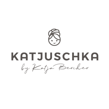 Bei KATJUSCHKA findest du wandelbare Schnittmuster, lässig leger, feminin und meistens mit einem Touch Boho-Style.<br />
Außerdem liebe ich es, dich zur eigenen Kreativität zu bringen, mit meinem Online-Kurs "overlock Journey", denn "verstehst du die Technik, entdeckst du 1000 Möglichkeiten" und mit meinem SEWcial Club, der kreativsten Community der Nähszene!