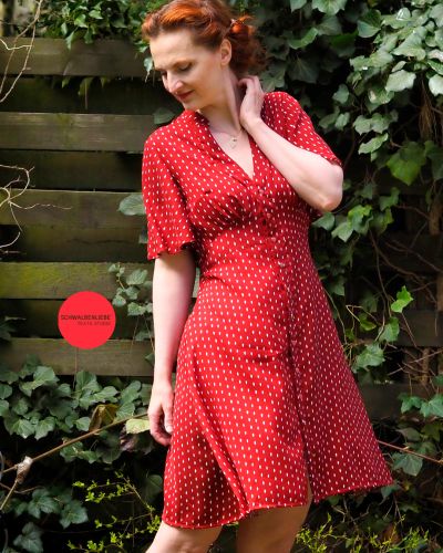 ❥ Auf der Suche nach DEM Kleid 2025? Mit dem Schnittmuster #SAGA von schwalbenliebe wird dein 20er-Jahre-Vintagetraum wahr – als Shirt oder Kleid, mit Flapper- oder Bischoffsärmel, für Jersey & Webware. Jetzt als Schnitt des Monats für nur 7,90 €!