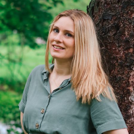Hi, ich bin Sonja, Gründerin und kreativer Kopf hinter Creavision Lab.<br />
Ich bin eigentlich promovierte Neurowissenschaftlerin von Beruf – habe aber dennoch 2022 den Schritt gewagt, mein langjähriges Hobby zum Beruf zu machen. Meine erste Nähmaschine bekam ich mit neun, und seitdem begleiten mich Stoffe, Farben und das Zeichnen durchs Leben. <br />
<br />
Auch in meinem vorherigen Berufsalltag habe ich nie aufgehört, kreativ zu arbeiten: Den Umgang mit Grafikprogrammen habe ich mir selbst beigebracht – erst nebenbei, dann mit wachsender Leidenschaft.<br />
<br />
Mit Creavision Lab verbinde ich all das, was mir wichtig ist: durchdachte Gestaltung, technische Präzision und die Freude daran, mit den eigenen Händen etwas entstehen zu lassen. Meine Schnittmuster sollen nicht nur alltagstauglich und stilvoll sein, sondern auch Lust machen, Neues auszuprobieren und dazuzulernen-  über Materialien, Techniken oder einfach über euch selbst. <br />
<br />
Creavision Lab ist mein Raum für Ideen, und ich freue mich, wenn ihr ein Stück eurer Kreativität darin wiederfindet.<br />
<br />