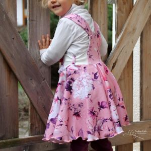 Bist du auf der Suche nach praktischen und bequemen Schnittmustern für Kinder und Damen? Dann bist du bei MainZwillingsnadel genau richtig!<br>
<br>
Mit meinen Schnittmustern kannst du tolle Kleidung für Damen und Kinder aus verschiedenen Stoffarten nähen. Mit meinen praktische Schnittmuster entstehend deine individuellen Nähwerke mit viel Liebe zum Detail.<br>
<br>
Mit der ein- oder ausblenbaren Nahtzugaben und den Ebenen sowie den verschiedenen Formaten, kannst du dir die Vorlage optimal an deine Bedürfnisse anpassen. Mit einer seperaten und speziell aufgearbeiten Beamerversion geht es sogar noch schneller. Genaue Hinweise findest du jeweils bei dem entsprechenden Schnittmuster.<br>
<br>
Anhand der grafisch Bebilderten Anleitungen ist es ein leichtes die Schnitte Schritt-für-Schritt zu nähen.<br>
<br>
Schnapp dir deinen Stoff, schalte deine Nähmaschine an und probiere es einfach mal aus.