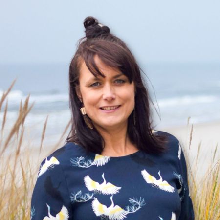 Nähen ist meine große Leidenschaft und die Grundlage von Meine Herzenswelt, in die ich seit 2012 all meine Kreativität stecke. Ich liebe es, durchdachte Schnittmuster zu entwerfen, die stilvoll, praktisch und für jede Frau einfach umsetzbar sind. Als Norddeutsche mag ich es klar und strukturiert – und genau das zeigt sich in meinen Designs. Jedes Schnittmuster wird intensiv getestet und mit einer ausführlichen Anleitung versehen, damit das Nähen zum echten Wohlfühlmoment wird. Und auch wenn meine gelbe Nähmaschine nur fürs Fotoshooting mit ans Meer durfte – ein kleines Stück maritimes Lebensgefühl fließt in fast jedes meiner Designs mit ein!