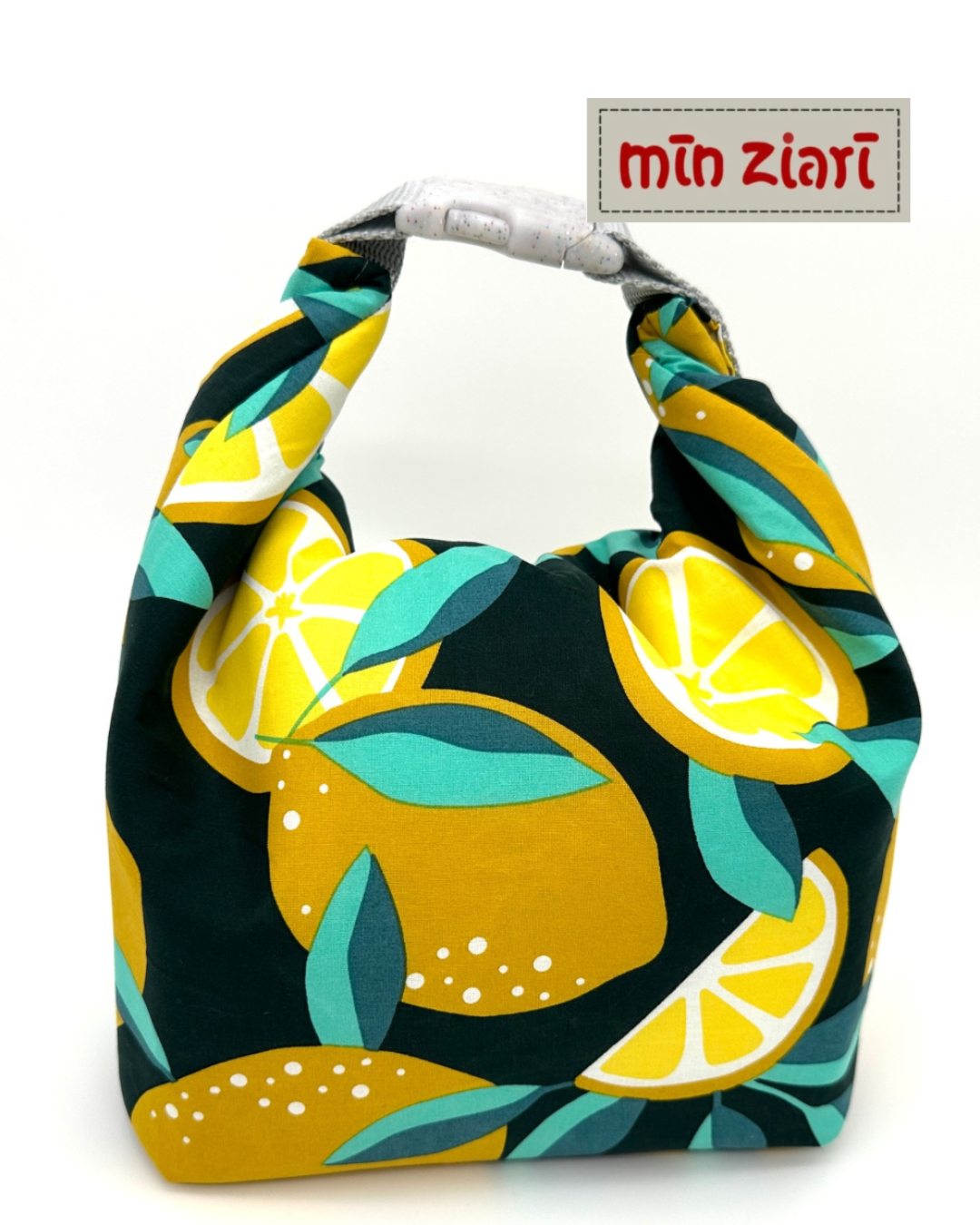 Die Lunchbag KostBar hat einen besonderen Standboden, durch den man die Bag flach zusammenlegen kann. Mit isolierender Folie versehen ist sie ideal für den Sommer, aus wasserdichtem Material ist sie die perfekte Wetbag. Die Größe ist frei anpassbar