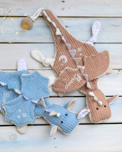 Neue Varianten für den Schnullerdrache: Flügel, Knotenfüße & feine Stickmotive