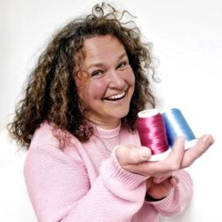 Ich heiße Melanie, bin 47Jahre alt, verheiratet, Mama von drei Kindern und eigentlich gelernte Konditormeisterin, somit also schon immer handwerklich unterwegs. In der Grundschule wollte ich unbedingt Handarbeitslehrerin werden. Wer hätte gedacht, dass ich rund 40 Jahre später genau das mache, was mir damals so viel Freude bereitet hat: Nähen, Basteln, Werkeln, Sticken, Schreiben, denn all das findest du in meinen Anleitungen wieder. <br />
Hab viel Freude beim Nachnähen, Sticken und Nachbasteln.