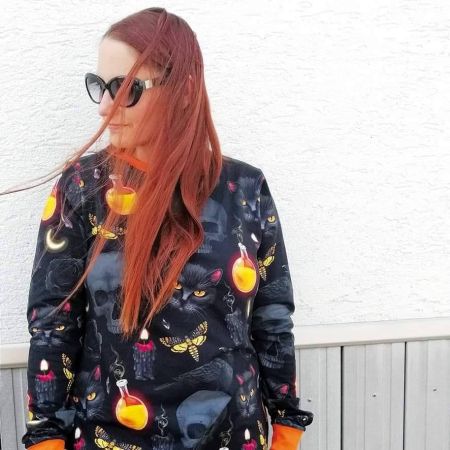 MainZwillingsnadel habe ich 2018 ins Leben gerufen – aus einer Mischung aus Erlentem, Herz, Leidenschaft zum Nähen und der Erfahrung aus dem Mama-Alltag mit Zwillingen.<br>
Die Schnittmuster, die Du bei mir findest, sind also nicht nur durchdacht, sondern auch erprobt – von mir selbst und meinen eigenen Kids :)<br>
Mir ist wichtig, dass sich nicht nur die Kleinen in ihrer Kleidung rundum wohlfühlen, sondern auch Du. Deine selbstgenähten Teilchen sollen nicht im Schrank hängen, sondern bequem, praktisch, und einfach schön.<br>
<br>
Ich freu mich, wenn Du bei mir fündig wirst – und dich meine Schnittmuster zu tollen Nähwerken inspirieren. <br>
<br>
Ich wünsche dir viel Spaß, Nicole