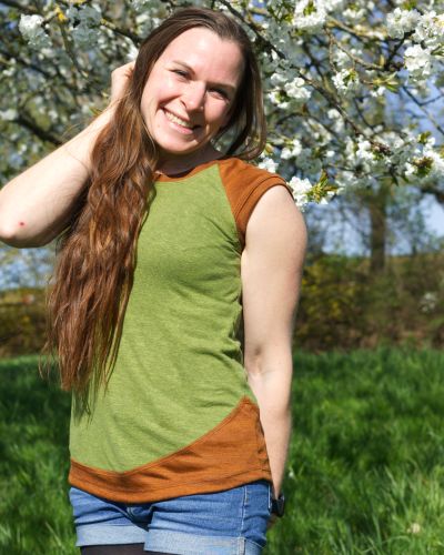 Das neue Schnittmuster MissZweiklang ist sowohl für Jerseystoffe als auch für Wolle-Seide geeignet. Das vielseitige Shirt passt bei jedem Wetter – mit fünf Ärmellängen und zwei Ausschnittvarianten ist für jeden Anlass etwas dabei: bequem und stilvoll