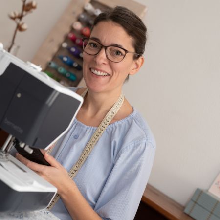 Ich bin Grafikdesignerin, Schnittmustererstellerin und leidenschaftliche Selbermacherin – mit einer großen Liebe zu durchdachten Details.<br />
<br />
Gutes Design hat mich schon immer fasziniert – auf Papier, am Bildschirm und bei Stoff. Was als kreatives Hobby begann, wuchs mit der Zeit zu pedilu heran: einem Label, das Inspiration, Funktionalität und Liebe zum Detail vereint.<br />
<br />
Mein Ziel? Dich dabei zu unterstützen, deine eigene Garderobe zu gestalten – individuell, alltagstauglich und einfach schön. Denn selbstgemachte Mode ist so viel mehr als nur Kleidung!