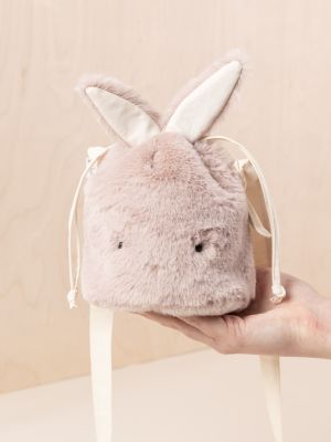 Ich entwerfe Schnittmuster und Anleitungen, die dir das Nähen leichter machen – ohne Rätselraten, ohne Fachbegriffe, bei denen man erstmal googeln muss. Stattdessen gibt’s bei mir klare Erklärungen, viele Illustrationen und kleine Tipps, die dir helfen, direkt loszulegen.<br />
<br />
Alle wichtigen Infos wie Nahtzugaben, Nahtlinien und Zuschnitt findest du direkt im Schnittmuster – übersichtlich, verständlich und mit ganz viel Liebe gemacht.<br />
Mein Ziel: Nähen soll Spaß machen und ein gutes Gefühl hinterlassen – nicht überfordern. Und genau dafür entwickle ich jedes meiner Schnittmuster.