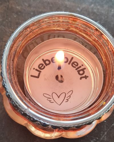 Tröste Dich und Andere durch ein Licht in dunkler Zeit. Diese Lichter werden mit dir dunkle oder traurige Tage durch stehen und DIr helfen.  Gestalte eine Trauerfeier damit liebevoller, schenke auch anderen ein Licht.In meinem Newsletter günstiger