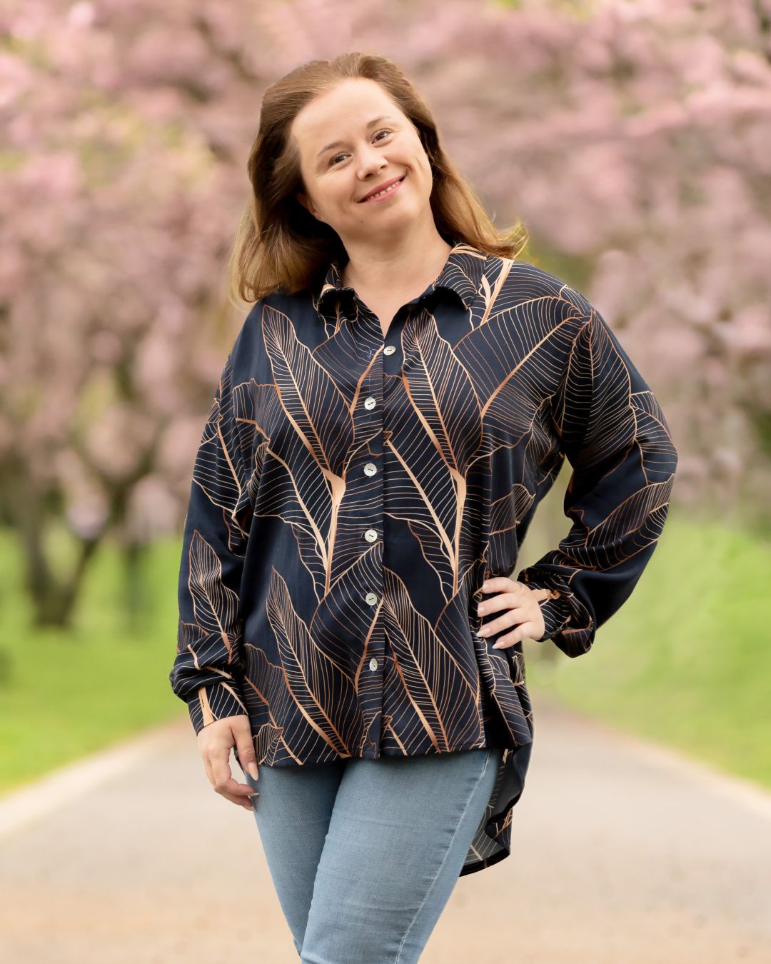 Die Bluse Sommerwind (Gr. 30–54) sitzt locker und lässig – ideal aus Musselin oder Viskose. Ob fürs Büro oder den Strand, sie ist vielseitig einsetzbar. Kragen & Manschetten gelingen mit der reich bebilderten Anleitung Schritt für Schritt.