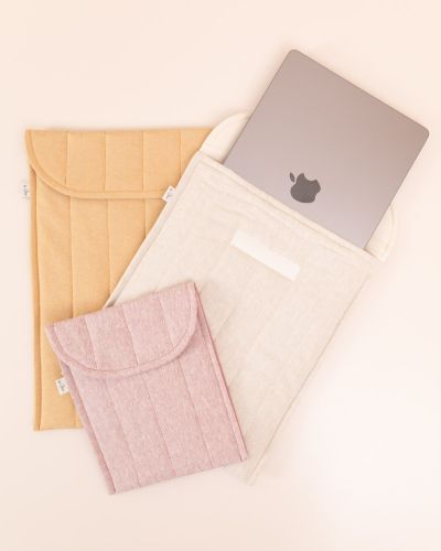 Laptophüllen von der Stange? Entweder zu teuer, zu technisch oder einfach nicht mein Geschmack. Also hab ich mir selbst eine genäht – mit Wattestepp, schönem Stoff und einem einfachen Klettverschluss. Das Schnittmuster findest du in meinem Etsy Shop.