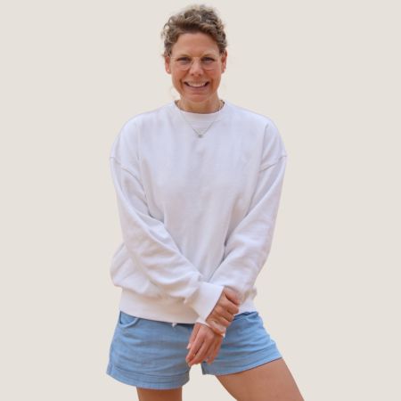 In München daheim – in Hamburg zu Hause: Ich bin Navina, 1983 geboren und lebe mit meinen zwei wunderbaren Jungs (geb. 2015 und 2018) in Hamburg.<br />
<br />
Als Dipl.-Wirtschaftspsychologin und Systemische Beraterin (DGSF) arbeite ich seit vielen Jahren erfolgreich in der Führungskräfteentwicklung, Coaching und Eignungsdiagnostik.<br />
<br />
2015 war ich mit meinem ersten Kind schwanger und hätte ich niemals gedacht, dass sich durch ein Baby beruflich etwas Neues entwickeln kann. Leider wurde ich auf der Suche nach farbenfroher, lässiger und gleichzeitig bequemer Kleidung für Jungs nicht wirklich fündig und so begann meine Leidenschaft für das Nähen und das Erstellen von eigenen Schnittmustern. Ich liebe es Neues auszuprobieren und meine Kreativität und die Leidenschaft für das Nähen waren ganz schnell geweckt.<br />
<br />
Ich begann mir nach und nach alles anzueignen und zu besorgen, was man dafür so braucht. Meine Reise begann mit 50 cm Stoff und einer kleinen Mütze. Heute habe ich mehrere Schränke mit Stoff, einen selbstentworfenen und gebauten Zuschneidetisch, sowie einen Nähtisch auf dem drei Nähmaschinen Platz finden. Ich liebe Walk und andere Wollstoffe. Nach langer Suche habe ich meine Stamm-Stoffhändler gefunden und unzähliges Zubehör angesammelt. Dankbar für das, was ich in den letzten Jahren mit und durch meine zwei Jungs erleben durfte, entstand Snyggli. Snyggli steht für einzigartige Schnittmuster mit dem ganz besonderen Hygge-Faktor: locker, lässig und gemütlich!<br />
<br />
Meine Kinder sind meine Liebe, Snyggli meine Leidenschaft und Wirtschaftspsychologie meine Profession.<br />
<br />
Deine Navina