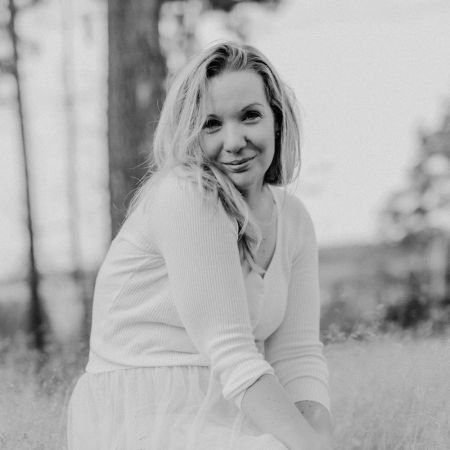 Ich bin Christina Edelmann, Gründerin von rosarosa – Mama von vier Kindern, leidenschaftliche Designerin und der Kopf hinter jedem Schnitt. Seit über 14 Jahren lebe ich meine Liebe zum Nähen, Entwerfen und Ausprobieren. Ich mag klare Schnitte, kleine Besonderheiten und das Gefühl, wenn aus einer Idee am Bildschirm ein fertiges Lieblingsstück wird. rosarosa ist mit mir und meiner Familie gewachsen – ein echtes Herzensprojekt, das zeigt, dass Kreativität, Handwerk und Alltag wunderbar zusammenpassen können.