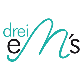 Drei eM’s – Schnittmuster für die ganze Familie ✨ Mit Drei eM’s habe ich mir meinen Traum erfüllt: zeitlose, sportlich-schicke Schnittmuster für die ganze Familie – mit raffinierten Details und einem Fokus auf einfache, aber stilvolle Designs. Perfekt für Nähanfänger! 🧵 Ich arbeite mit einer professionellen Schnittdirektrice und bringe über 10 Jahre Erfahrung in der Modewelt ein, um euch hochwertige und durchdachte Schnittmuster zu bieten. Alle Schnittmuster ab 2020 enthaltenen Ebenen in A4, A0 und eine Beamerdatei. Ab sofort gibt es auch Papierschnittmuster in meinem Shop! Schau vorbei und entdecke deine Kreativität. Ich freue mich auf deinen Besuch!
