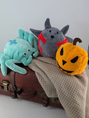 Wir entwerfen Schnittmuster, die Freude machen – beim Nähen, beim Spielen und beim Großwerden.<br />
<br />
Unsere Motive sind so einzigartig wie Kinder selbst. Ob fröhlich, verträumt oder wild: Jedes Kuscheltier lädt dazu ein, mit Fantasie zum Leben erweckt zu werden.<br />
<br />
Zwei Lieblingsfiguren – ob Fuchs und Koala, Hase und Superheld oder was dein Herz begehrt – lassen sich nicht nur wenden, sondern auch miteinander vernähen. So entstehen kleine Persönlichkeiten, die Gefühle zeigen und in fantasievollen Rollenspielen lebendig werden.<br />
<br />
Dank der praktischen Handpuppenfunktion wird dein selbstgenähtes Kuscheltier zum interaktiven Begleiter: zum Spielen, Geschichten erzählen oder als liebevolle Hilfe beim Ausdrücken von Emotionen.<br />
Nähen. Spielen. Fühlen. Alles in einem!