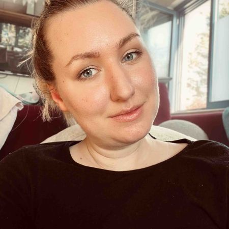 Hi, ich bin Gesa – und ich liebe es, kreativ zu sein.<br />
Ich habe Modedesign an der HAW studiert, aber eigentlich nähe ich, seit ich denken kann: Meine Mutter ist Schneidermeisterin, und an der Waldorfschule stand das Nähen schon früh auf dem Stundenplan.<br />
<br />
Nach ein paar Jahren Etsy-Verkauf hab ich gemerkt: Am meisten liebe ich das Entwerfen. Das Tüfteln. Und das Gefühl, wenn aus einer Idee etwas wird, das wirklich Freude macht.<br />
<br />
Meine Anleitungen sind so aufgebaut, dass du dich gut begleitet fühlst – ganz egal, ob du gerade erst anfängst oder schon viele Projekte genäht hast.<br />
Ich freu mich riesig, wenn du Lust hast, meine Ideen umzusetzen und daraus etwas ganz Eigenes machst.