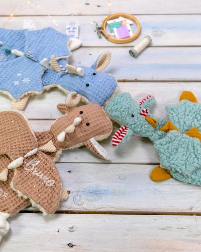 Neue Varianten für den Schnullerdrache: Flügel, Knotenfüße & feine Stickmotive