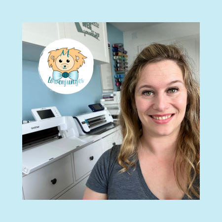 Hi, ich bin Maxi – Kreativkopf mit Reiterfahrung (im wahrsten Sinne).<br />
<br />
Vor ein paar Jahren hätte ich nie gedacht, dass ich heute mal Onlinekurse gebe und eigene Plotterdateien verkaufe.<br />
Eigentlich bin ich gelernte Altenpflegerin – doch ein schwerer Reitunfall und viele OPs später musste ich diesen Beruf aufgeben.<br />
In der Elternzeit meines ersten Kindes gründete ich mein Label – zuerst mit Kinderkleidung, dann kam der Plotter, und damit: die große Liebe zum kreativen Arbeiten.<br />
<br />
Heute lebe ich mit meiner Familie auf einem kleinen Bauernhof in der Eifel. Zwischen Schafen, Ziegen und zwei Jungs, die ordentlich Action machen, entstehen meine Designs – oft spätabends, wenn’s endlich ruhig wird. 😄<br />
Ich freue mich riesig, dass du hier bist – schnapp dir Inspiration, klick dich durch meine Dateien und: bleib kreativ!<br />
Kreative Grüße aus der Eifel,<br />
Maxi<br />